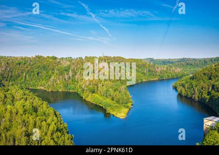 Fußgängerbrücke über dem Rappbodetalsperre-See und dem Rappbode-Fluss im Harz-Gebirge-Nationalpark an einem sonnigen Tag Stockfoto