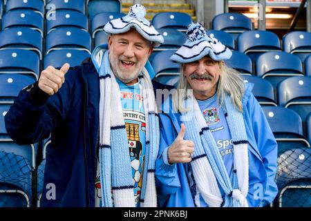 Blackburn, Großbritannien. 19. April 2023. Coventry-Fans, die vor dem Sky Bet Championship-Spiel Blackburn Rovers vs Coventry City im Ewood Park, Blackburn, Großbritannien, ankommen, 19. April 2023 (Foto von Ben Roberts/News Images) in Blackburn, Großbritannien, am 4./19. April 2023. (Foto: Ben Roberts/News Images/Sipa USA) Guthaben: SIPA USA/Alamy Live News Stockfoto