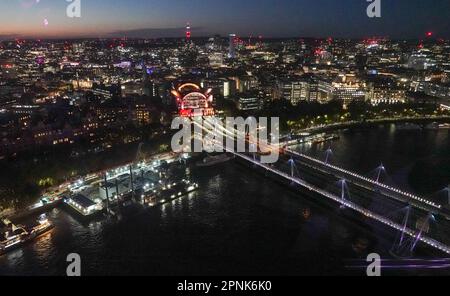 London, Großbritannien. 28. Okt. 2022. Blick vom London Eye auf den beleuchteten Bahnhof Charing Cross. Kredit: Jan Woitas/dpa/Alamy Live News Stockfoto