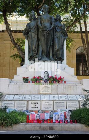 Blumen, Kerzen und Tribut an die ermordete Journalistin Daphne Caruana Galizia, die am Fuße des Denkmals der Großen Belagerung, gegenüber den Gerichten in Valletta, zurückgelassen wurde. Daphne Anne Caruana Galizia (geborene Vella; 26. August 1964 – 16. Oktober 2017) war maltesische Schriftstellerin, Journalistin, Bloggerin und Aktivistin für Korruptionsbekämpfung, die über politische Ereignisse in Malta berichtete. Sie konzentrierte sich insbesondere auf investigativen Journalismus, die Berichterstattung über Korruption, Vetternwirtschaft, Gönnerschaft und Geldwäschevorwürfe. Stockfoto