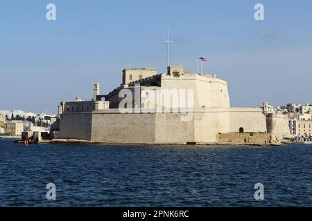 Fort St. Angelo (Maltesisch: Forti Sant'Anġlu oder Fortizza Sant'Anġlu) ist eine Basilika in Birgu, Malta, im Zentrum des Großen Hafens. Stockfoto