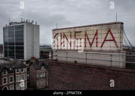 HARROGATE, GROSSBRITANNIEN - 15. APRIL 2023. Ein Cinema-Schild auf dem Dach eines Kinos im Retro- oder Art déco-Stil Stockfoto