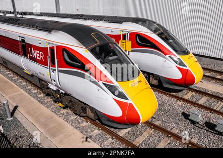 DONCASTER, GROSSBRITANNIEN - APRIL 4 2023. Nahaufnahme von zwei neuen Hitachi Azuma AT300 Intercity Personenzügen in LNER-Aufmachung im Wartungsdepot Stockfoto