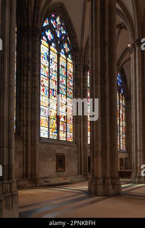 Kolonnaden und Buntglas des Kölner Doms Stockfoto