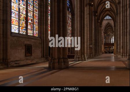 Kolonnaden und Buntglas des Kölner Doms Stockfoto