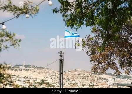 Israelische Flagge Über Dem Alten Jerusalem. Israels Unabhängigkeitstag: Die israelische Flagge gegen überblickt den Großteil Jerusalems und bietet einen wunderschönen Blick auf die Stadt. Stockfoto