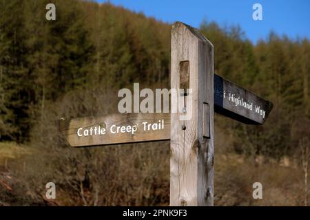 Fingerpost-Schild für den Cattle Creep Trail und den West Highland Way, Tyndrum, Schottland Stockfoto