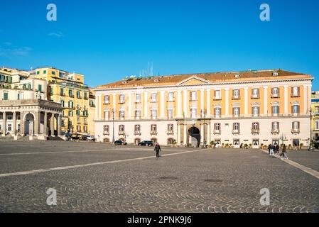 Der Palazzo della Prefettura oder Palast der Präfektur ist ein monumentaler Palast an der zentralen Piazza del Plebiscito in Neapel, Italien. Stockfoto