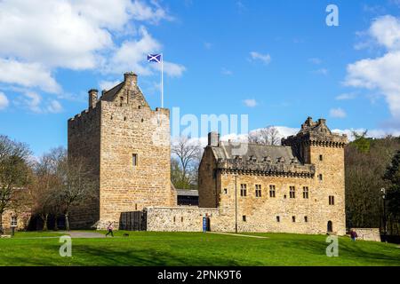 Dean Castle ist ein Schloss aus dem 14. Jahrhundert in Kilmarnock, East Ayrshire, Schottland. Es war die Festung der Boyd-Familie. Stockfoto