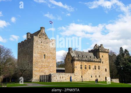 Dean Castle ist ein Schloss aus dem 14. Jahrhundert in Kilmarnock, East Ayrshire, Schottland. Es war die Festung der Boyd-Familie. Stockfoto