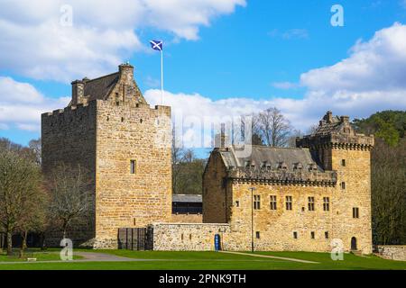 Dean Castle ist ein Schloss aus dem 14. Jahrhundert in Kilmarnock, East Ayrshire, Schottland. Es war die Festung der Boyd-Familie. Stockfoto