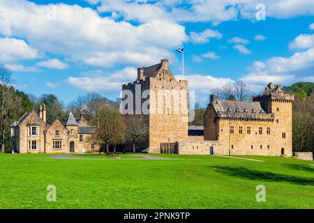 Dean Castle ist ein Schloss aus dem 14. Jahrhundert in Kilmarnock, East Ayrshire, Schottland. Es war die Festung der Boyd-Familie. Stockfoto