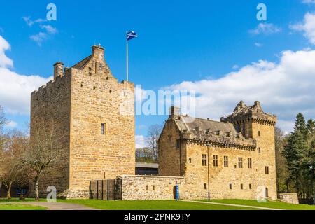 Dean Castle ist ein Schloss aus dem 14. Jahrhundert in Kilmarnock, East Ayrshire, Schottland. Es war die Festung der Boyd-Familie. Stockfoto