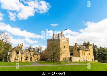 Dean Castle ist ein Schloss aus dem 14. Jahrhundert in Kilmarnock, East Ayrshire, Schottland. Es war die Festung der Boyd-Familie. Stockfoto