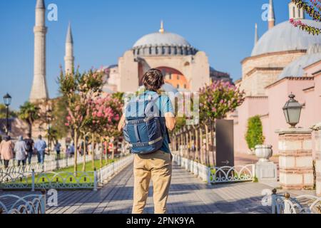 Genießen Sie einen wunderschönen Blick auf die Hagia Sophia Kathedrale, die berühmte moschee des islamischen Wahrzeichens, Reisen Sie nach Istanbul, Türkei. Sonnige Architektur und Hagia Stockfoto