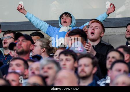 Blackburn, Großbritannien. 19. April 2023. Coventry-Fans im Ewood Park während des Sky Bet Championship-Spiels Blackburn Rovers vs Coventry City im Ewood Park, Blackburn, Großbritannien, 19. April 2023 (Foto von Ben Roberts/News Images) in Blackburn, Großbritannien, am 4./19. April 2023. (Foto: Ben Roberts/News Images/Sipa USA) Guthaben: SIPA USA/Alamy Live News Stockfoto