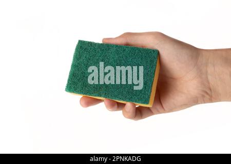 Schwamm zum Waschen und Reinigen in der männlichen Hand. Von Hand isoliert auf weiß. Eine Hand hält einen Schwamm zum Waschen und Reinigen. Stockfoto