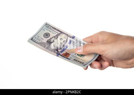 Man Hand gibt 100-Dollar-Scheine isoliert auf weißem Hintergrund. Hundert US-Dollar Stockfoto