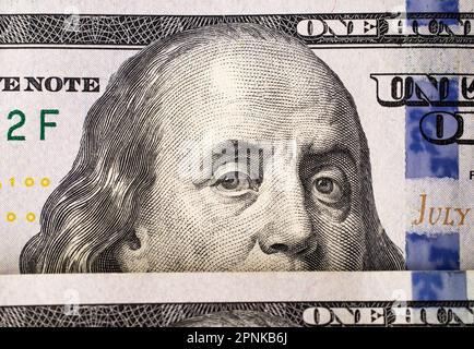 Extreme Nahaufnahme von hundert Franklin-Porträts. Makro. Amerikanisches Papiergeld. Ein $$100-Gesetz mit Schwerpunkt auf Benjamin Franklin. US-Banknoten Stockfoto