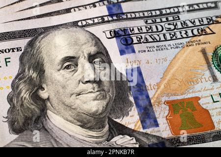 Extreme Nahaufnahme von hundert Franklin-Porträts. Makro. Amerikanisches Papiergeld. Ein $$100-Gesetz mit Schwerpunkt auf Benjamin Franklin. US-Banknoten Stockfoto