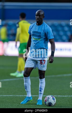 Albert Adomah von Queens Park Rangers erwärmt sich vor dem EFL Sky Bet Championship-Spiel zwischen Queens Park Rangers und Norwich City im Kiyan Prince Foundation Stadium, London, England, am 19. April 2023. Foto: Grant Winter. Nur redaktionelle Verwendung, Lizenz für kommerzielle Verwendung erforderlich. Keine Verwendung bei Wetten, Spielen oder Veröffentlichungen von Clubs/Ligen/Spielern. Kredit: UK Sports Pics Ltd/Alamy Live News Stockfoto