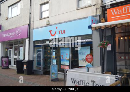 TUI Holiday Store in Neath, Wales, Großbritannien. 18. April 2023 Stockfoto