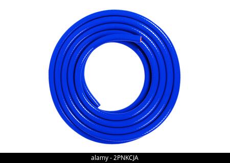 Bewässerungsgummischlauch in blauer Farbe isoliert auf weißem Hintergrund. Wasserschlauch in Schneckenform. Stockfoto