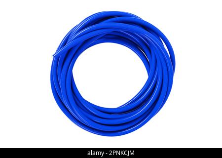 Bewässerungsgummischlauch in blauer Farbe isoliert auf weißem Hintergrund. Wasserschlauch in Schneckenform. Stockfoto