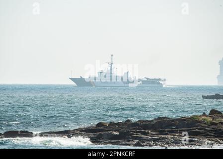 Vigo, Spanien. April 19., 2023. Das luxuriöse Kreuzfahrtschiff Britannia von southampton segelt in den Südkanal der Bucht von Vigo und setzt Kurs nach lissabon mit seiner 330 Meter Länge und seinen fast 7000 Passagieren und der Besatzung an Bord. Das Schiff wurde von zwei Patrouillenbooten der staatlichen Sicherheitskräfte auf die Cies-Inseln begleitet. Kredit: Xan Gasalla / Alamy Live News. Stockfoto