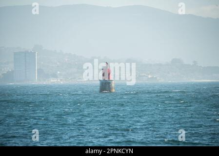 Vigo, Spanien. April 19., 2023. Das luxuriöse Kreuzfahrtschiff Britannia von southampton segelt in den Südkanal der Bucht von Vigo und setzt Kurs nach lissabon mit seiner 330 Meter Länge und seinen fast 7000 Passagieren und der Besatzung an Bord. Das Schiff wurde von zwei Patrouillenbooten der staatlichen Sicherheitskräfte auf die Cies-Inseln begleitet. Kredit: Xan Gasalla / Alamy Live News. Stockfoto