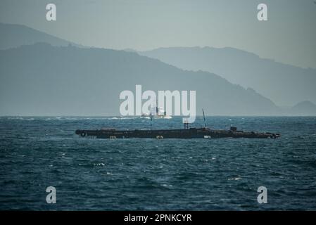 Vigo, Spanien. April 19., 2023. Das luxuriöse Kreuzfahrtschiff Britannia von southampton segelt in den Südkanal der Bucht von Vigo und setzt Kurs nach lissabon mit seiner 330 Meter Länge und seinen fast 7000 Passagieren und der Besatzung an Bord. Das Schiff wurde von zwei Patrouillenbooten der staatlichen Sicherheitskräfte auf die Cies-Inseln begleitet. Kredit: Xan Gasalla / Alamy Live News. Stockfoto