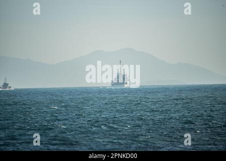 Vigo, Spanien. April 19., 2023. Das luxuriöse Kreuzfahrtschiff Britannia von southampton segelt in den Südkanal der Bucht von Vigo und setzt Kurs nach lissabon mit seiner 330 Meter Länge und seinen fast 7000 Passagieren und der Besatzung an Bord. Das Schiff wurde von zwei Patrouillenbooten der staatlichen Sicherheitskräfte auf die Cies-Inseln begleitet. Kredit: Xan Gasalla / Alamy Live News. Stockfoto