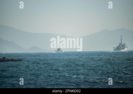 Vigo, Spanien. April 19., 2023. Das luxuriöse Kreuzfahrtschiff Britannia von southampton segelt in den Südkanal der Bucht von Vigo und setzt Kurs nach lissabon mit seiner 330 Meter Länge und seinen fast 7000 Passagieren und der Besatzung an Bord. Das Schiff wurde von zwei Patrouillenbooten der staatlichen Sicherheitskräfte auf die Cies-Inseln begleitet. Kredit: Xan Gasalla / Alamy Live News. Stockfoto