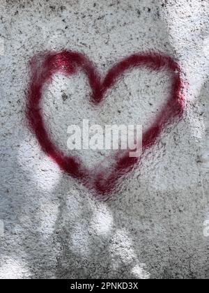 Rotes Herz an einer weißen Wand Stockfoto