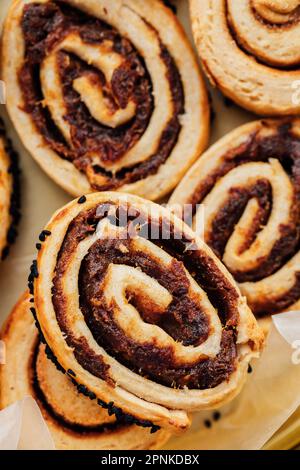 Ein Haufen Kleicha, irakische Dattelkekse in Spiralform mit schwarzen Samen Stockfoto