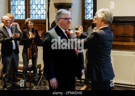 Niederlande, Nijmegen, 19-04-2023 - Bürgermeister Hubert Bruls erhält eine Auszeichnung für die Dienste, die er in den letzten Jahren als Vorsitzender des Sicherheitsrats erbracht hat. Foto: ANP / Hollandse Hoogte / Marcel Krijgsman netherlands out - belgium out Stockfoto