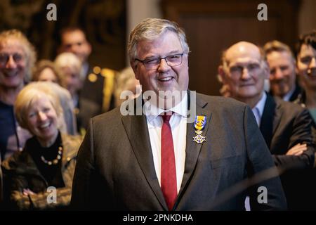 Niederlande, Nijmegen, 19-04-2023 - Bürgermeister Hubert Bruls erhält eine Auszeichnung für die Dienste, die er in den letzten Jahren als Vorsitzender des Sicherheitsrats erbracht hat. Foto: ANP / Hollandse Hoogte / Marcel Krijgsman netherlands out - belgium out Stockfoto