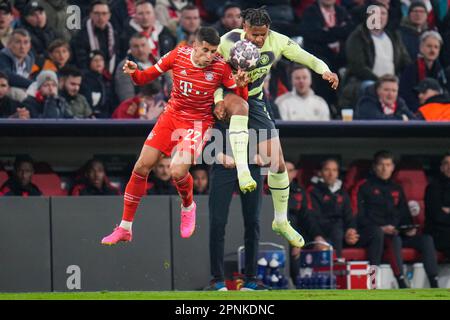 München, Deutschland. 19. April 2023. MÜNCHEN, DEUTSCHLAND - APRIL 19: Joao Cancelo vom FC Bayern Munchen kämpft mit Manuel Akanji von Manchester City um den Ball während des UEFA Champions League Quarterfinal Second Leg Match zwischen dem FC Bayern Munchen und Manchester City in der Allianz Arena am 19. April 2023 in München (Foto von Rene Nijhuis/Orange Pictures) Guthaben: Orange Pics BV/Alamy Live News Stockfoto