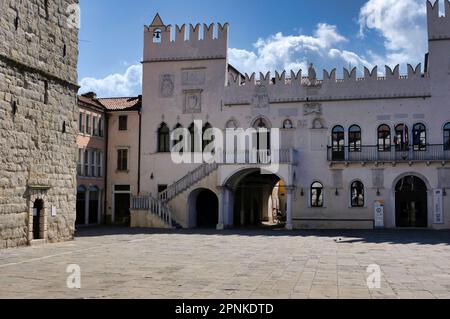 Der Praetorianische Palast ist das Rathaus von Koper, Slowenien im historischen Zentrum der Stadt ist im venezianischen gotischen Stil Stockfoto