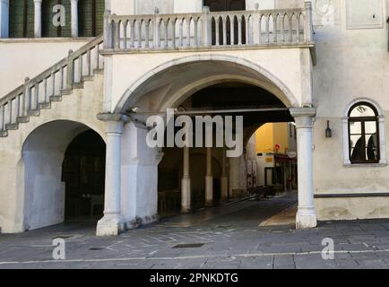 Der Praetorianische Palast ist das Rathaus von Koper, Slowenien im historischen Zentrum der Stadt ist im venezianischen gotischen Stil Stockfoto