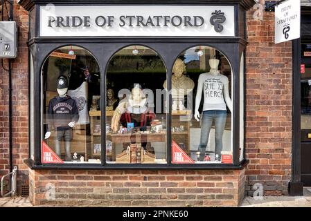 Der Laden "Stolz von Stratford" verkauft William Shakespeare Souvenirs. Henley Street Stratford-upon-Avon, England Stockfoto