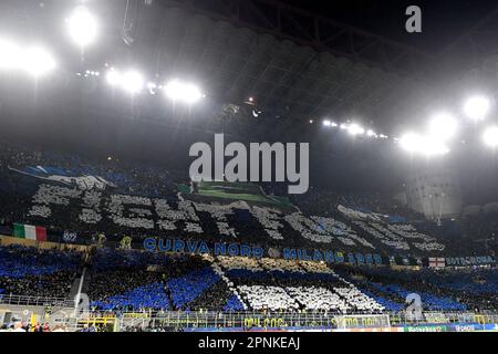 Mailand, Italien. 19. April 2023. Fans des Internazionale zeigen eine Choreographie während des Champions League-Fußballspiels zwischen FC Internazionale und SL Benfica im Stadion San Siro in Mailand (Italien) am 19. April 2023. Kredit: Insidefoto di andrea staccioli/Alamy Live News Stockfoto