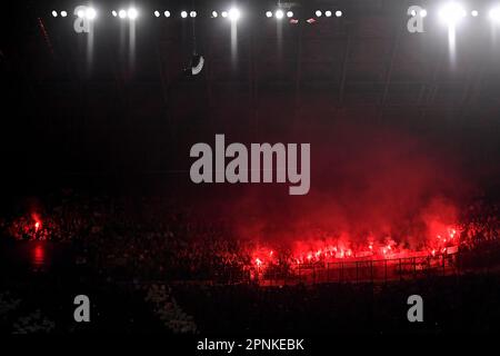 Mailand, Italien. 19. April 2023. Benfica Fans von Leuchtfackeln und Rauchbomben während des Fußballspiels der Champions League zwischen FC Internazionale und SL Benfica im Stadion San Siro in Mailand (Italien) am 19. April 2023. Kredit: Insidefoto di andrea staccioli/Alamy Live News Stockfoto