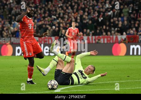 München, Deutschland. 19. April 2023. Fußball: Champions League, Bayern München - Manchester City, K.o.-Runde, Viertelfinale, zweite Etappe in der Allianz Arena, Münchens Dayot Upamecano (l) und Erling Haaland in Manchester City in Aktion. Kredit: Sven Hoppe/dpa/Alamy Live News Stockfoto