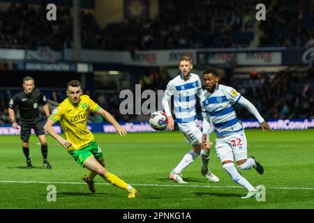 Kenneth Paal of Queens Park Rangers (Nr. 22) greift den Ball an, den Liam Gibbs von Norwich City während des EFL Sky Bet Championship-Spiels zwischen Queens Park Rangers und Norwich City am 19. April 2023 im Kiyan Prince Foundation Stadium in London, England, gesehen hat. Foto: Grant Winter. Nur redaktionelle Verwendung, Lizenz für kommerzielle Verwendung erforderlich. Keine Verwendung bei Wetten, Spielen oder Veröffentlichungen von Clubs/Ligen/Spielern. Kredit: UK Sports Pics Ltd/Alamy Live News Stockfoto