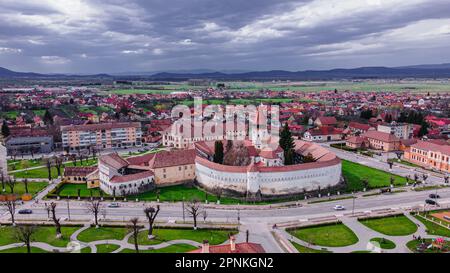 Luftaufnahme der befestigten Kirche Prejmer im Kreis Brasov, Rumänien. Die Fotografie wurde von einer Drohne in geringerer Höhe und auf Kameraebene aufgenommen Stockfoto