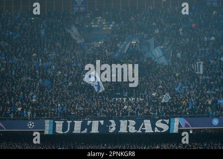 Neapel, Italien. 18. April 2023. SSC Napoli-Fans während des UEFA Champions League-Spiels zwischen SSC Napoli und AC Milan am 18. April 2023 im Stadio Diego Armando Maradona Naples Italien. Kredit: Franco Romano/Alamy Live News Stockfoto