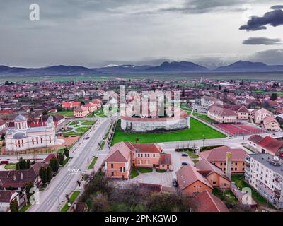 Luftaufnahme der befestigten Kirche Prejmer im Kreis Brasov, Rumänien. Die Fotografie wurde von einer Drohne in geringerer Höhe und auf Kameraebene aufgenommen Stockfoto