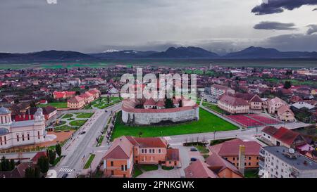 Luftaufnahme der befestigten Kirche Prejmer im Kreis Brasov, Rumänien. Die Fotografie wurde von einer Drohne in geringerer Höhe und auf Kameraebene aufgenommen Stockfoto