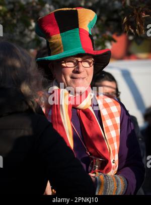 Bexhill, East Sussex, Großbritannien. 19. April 2023 Nachdem der konservative Einwanderungsminister Robert Jenrick beschlossen hatte, das ehemalige Gefängnis in Northeye in Bexhill als Unterkunft für Asylbewerber zu benennen, die mit kleinen Booten ankommen, Die Einwohner haben sich heute Abend zum zweiten Mal versammelt und fordern, dass die Entscheidung von ihrem gemeinderat und ihrem MP Huw Merriman angefochten wird. Die Redner kritisierten Merriman einige, die andeuteten, dass er eine Entscheidung zwischen der Unterstützung der Regierungspolitik und der Vertretung seiner Wähler treffe. Stockfoto